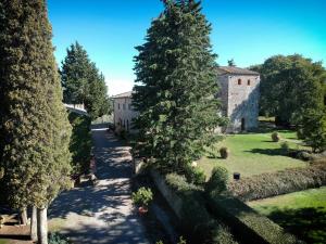 una vista aérea de una casa con un árbol en B&B La Torre - Fattoria di Larniano, en San Gimignano