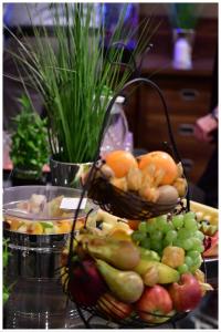 a bunch of fruit in baskets on a table at Motel Plus Berlin in Berlin
