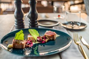 um prato azul com comida numa mesa em Hotel Delfin em Rovinj