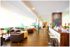 a lobby with couches and a bar in a restaurant at Motel Plus Berlin in Berlin