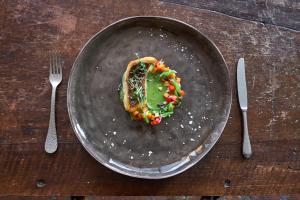 un plato de comida en una mesa con tenedor y cuchillo en Cappuccini Resort, en Cologne