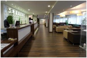 a lobby of a restaurant with a bar and chairs at Motel Plus Berlin in Berlin