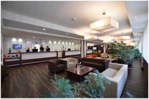 a lobby with couches and a bar in a restaurant at Motel Plus Berlin in Berlin