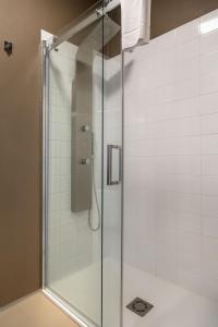 um chuveiro com uma porta de vidro na casa de banho em Skyhotel Prague em Praga