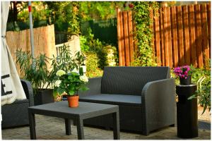 a patio with a chair and a table and plants at Motel Plus Berlin in Berlin
