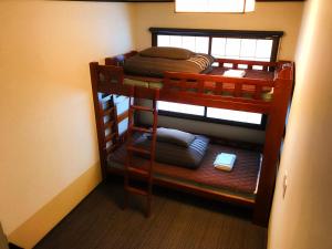 Un ou plusieurs lits superposés dans un hébergement de l'établissement K's House Takayama [1st K's Hostel]