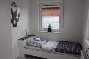 - une petite chambre avec un lit et une fenêtre dans l'établissement FeWo-Nordwalde, à Nordwalde