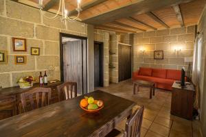 - un salon avec un canapé rouge et une table dans l'établissement Casitas en el Paraiso, à Candelaria