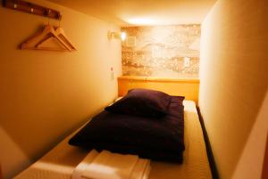 Tempat tidur dalam kamar di K's House Takayama [1st K's Hostel]