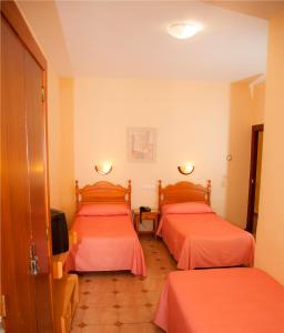 Postel nebo postele na pokoji v ubytování Hostal París