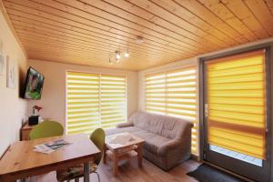 Posezení v ubytování Bungalowpark Zinglingsberg by Rujana