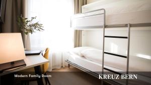Postel nebo postele na pokoji v ubytování Kreuz Bern Modern City Hotel