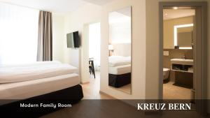 Postel nebo postele na pokoji v ubytování Kreuz Bern Modern City Hotel