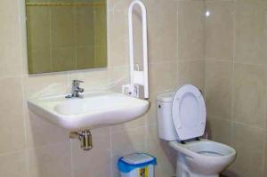 a bathroom with a sink and a toilet at Albergue Los Caminantes 2 in Arzúa +2 photos