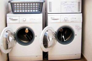 two washing machines and a washer and dryer at Albergue Los Caminantes 2 in Arzúa