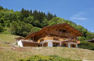 une maison au sommet d'une colline dans l'établissement Chalet Marin, au Grand-Bornand