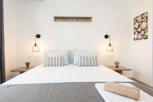 Postel nebo postele na pokoji v ubytování Mikes Beach Lux