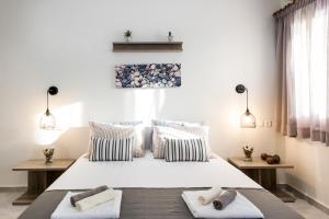 Postel nebo postele na pokoji v ubytování Mikes Beach Lux