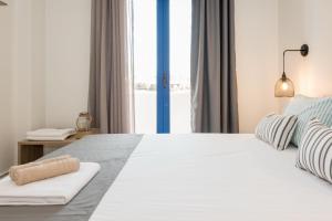 Postel nebo postele na pokoji v ubytování Mikes Beach Lux