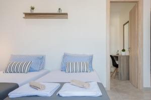 Postel nebo postele na pokoji v ubytování Mikes Beach Lux