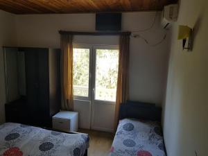 a small bedroom with a bed and a window at Ureki - Evkalipt in Ureki