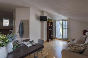 Imagen de la galería de Vialeromadodici Rooms & Apartments, en Lazise