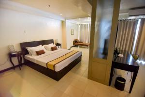 Hotel Tavern Surigao tesisinde bir odada yatak veya yataklar