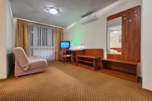Zimmer mit einem Schreibtisch und einem Spiegel in der Unterkunft Hotel Renesans in Zamość