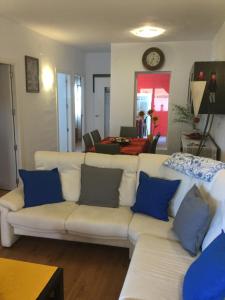 ベニタチェルにあるBungalow Villotelのリビングルーム(白いソファ、青い枕付)