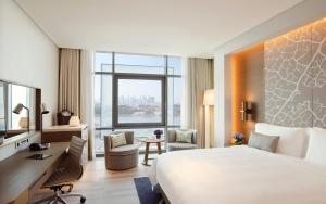 Postel nebo postele na pokoji v ubytování Al Bandar Rotana – Dubai Creek + 37 fotografií