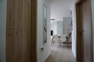 een hal met een tafel en stoelen in een kamer bij Corner Apartments in Bovec