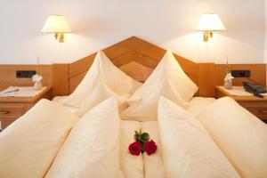 En eller flere senge i et værelse på Hotel Jagdhof Bed & Breakfast