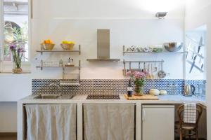 トラーパニにあるPaolo & Francesca's Trapani Loftのキッチン(シンク、カウンタートップ付)