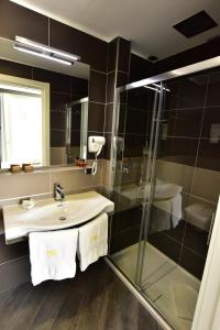 A bathroom at Palazzo Rosenthal Vesuview Hotel & Resort