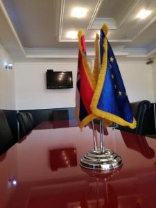 a glass table with two flags on top of it at Tri šešira Ljubovija in Ljubovija