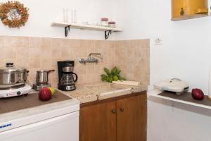 A kitchen or kitchenette at Villa Maria Traditional Home