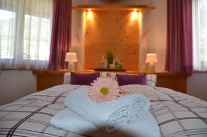 Łóżko lub łóżka w pokoju w obiekcie Ferienwohnung Annemarie