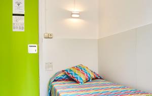 Postel nebo postele na pokoji v ubytování Central and Basic Universitat for YOUNG HOSTEL
