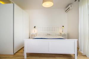 Een bed of bedden in een kamer bij Pineta House Vidos