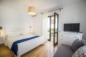Een bed of bedden in een kamer bij Pineta House Vidos