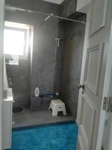A bathroom at Sunrise Terrace Apartment