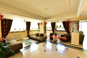 A seating area at Palazzo Rosenthal Vesuview Hotel & Resort