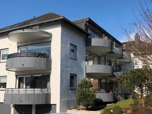 ein Apartmenthaus mit Balkon an der Seite in der Unterkunft Hamptons No.2 in Scharbeutz