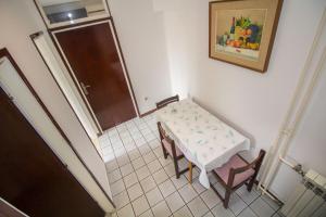 Een zitgedeelte bij Pineta House Vidos