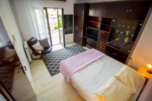 Een bed of bedden in een kamer bij Pineta House Vidos