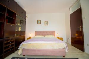 Een bed of bedden in een kamer bij Pineta House Vidos