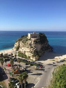 a castle on top of a mountain next to a beach at B&B Collemare in Drapia