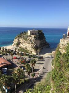a view of a beach with a castle on a cliff at B&B Collemare in Drapia