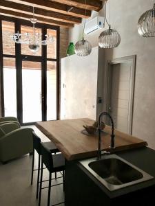 Kuchyň nebo kuchyňský kout v ubytování Al Pozzo di Luce Venezia Suites