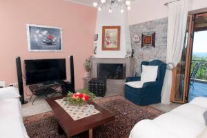 Posezení v ubytování Seaside Serenity - Stylish Seaview Home
